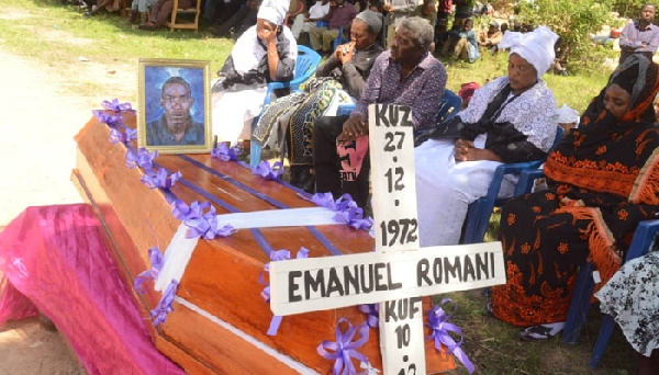 Jeneza lililobeba mwili wa Emmanuel Roman