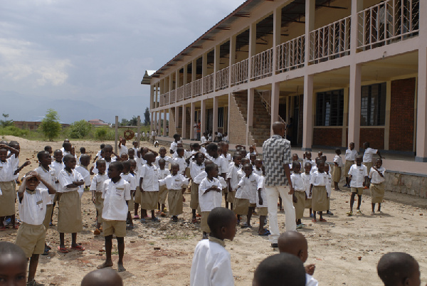 Wanafunzi warejea shule Burundi leo, Uganda haifungui shule bija chanjo