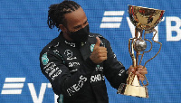 Lewis Hamilton akiwa na kombe