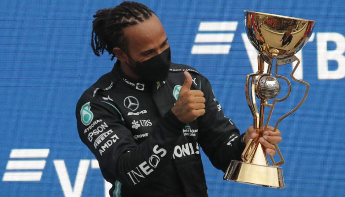 Lewis Hamilton akiwa na kombe