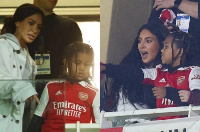 Kim Kardashian na mwanae West wakiwa jukwaani mechi ya Arsenal