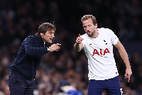 Mshambuliaji wa Spurs, Harry Kane akiteta jambo na Conte