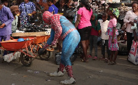 Jonathan Olakunle almaarufu Spiderman wa Nigeria akifanya usafi katika mitaa ya sokoni