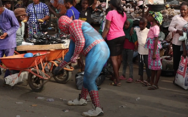 Jonathan Olakunle almaarufu Spiderman wa Nigeria akifanya usafi katika mitaa ya sokoni