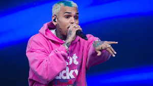 Chris Brown Amekuwa Mwimbaji Wa Kiume Aliyetunukiwa Plaque Nyingi Za Hadhi Ya Gold Kwenye Nyimbo Zak