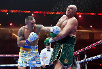 Usyk akimsukumia konde Fury