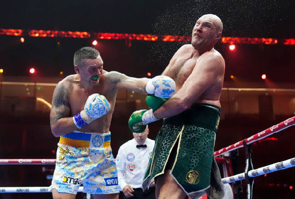 Usyk akimsukumia konde Fury