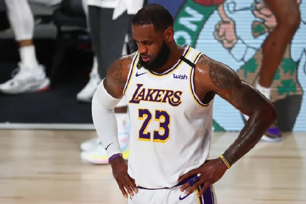 Nyota wa LA Lakers , Le Bron James