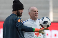 Claudio Taffarel akiwa na Golikipa wa Liver Alisson Becker