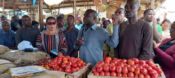 Mkuu wa wilaya ya Ilala, akizungumza na wafanyabiashara