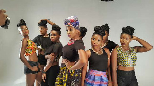 8627 Yemi Alade Pose B T S 