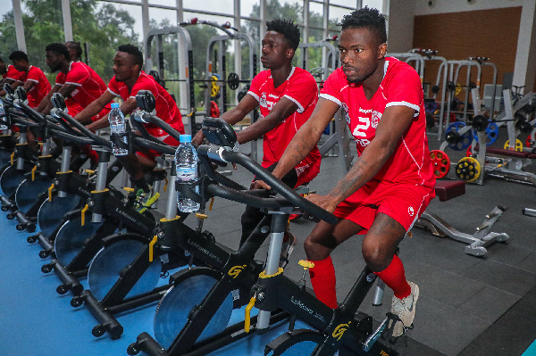 wachezaji wa Simba SC wakiwa gym