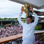 Nyota wa tennis Novak Djokovic akishikilia taji la Wimbledon 2021