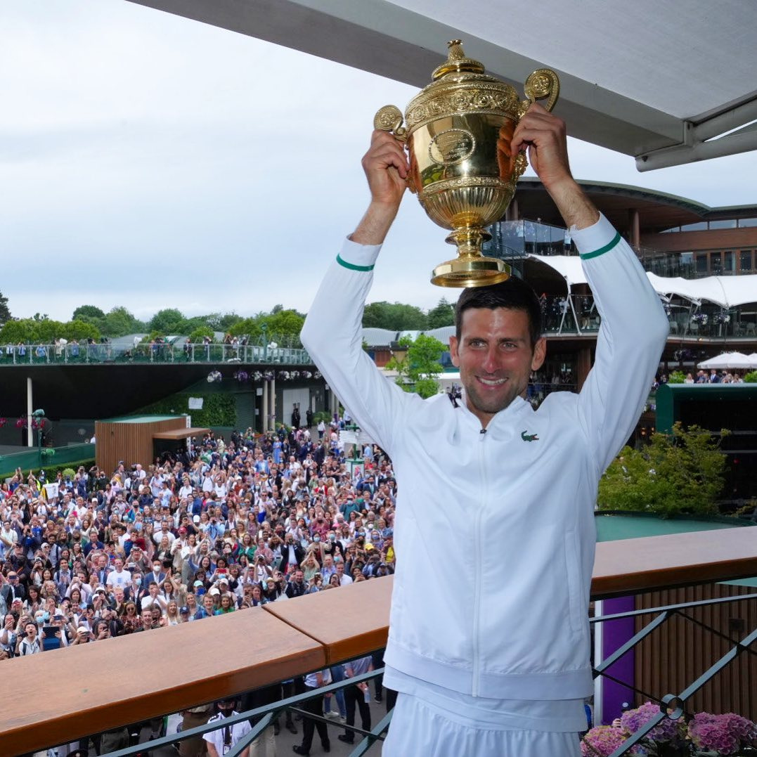 Nyota wa tennis Novak Djokovic akishikilia taji la Wimbledon 2021