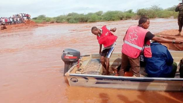 Mafuriko nchini Kenya: Basi lililojaa abiria lasombwa na maji yenye mafuriko