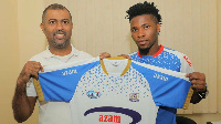 Afisa Mtendaji Mkuu wa Azam FC, Abdulkarim Popat (Kushoto)