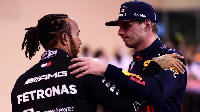 Hamilton (kushoto) akiwa na Verstappen (kulia)