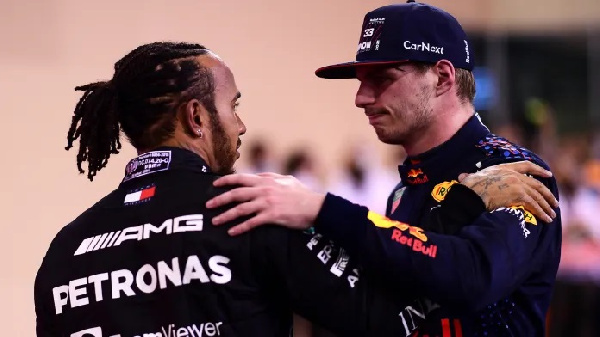 Hamilton (kushoto) akiwa na Verstappen (kulia)