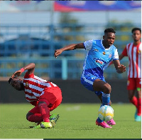 Mchezaji wa Azam FC, akiwania mpira na wachezaji wa Horseed FC