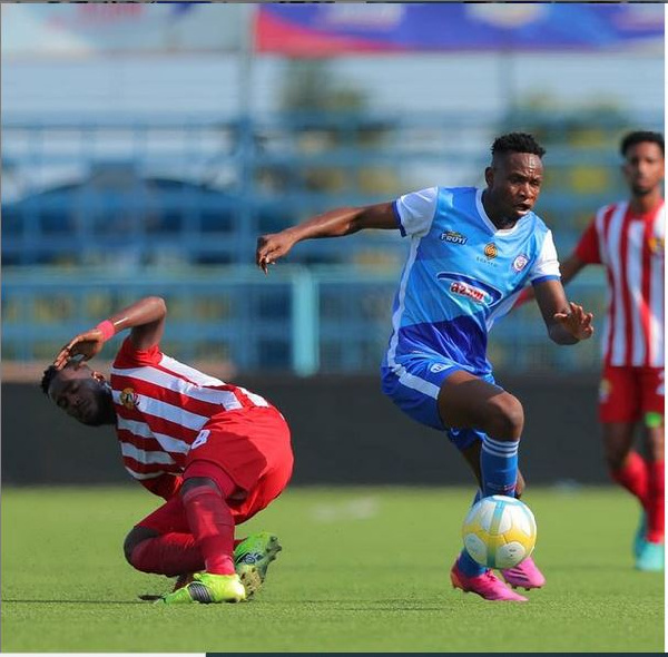 Mchezaji wa Azam FC, akiwania mpira na wachezaji wa Horseed FC