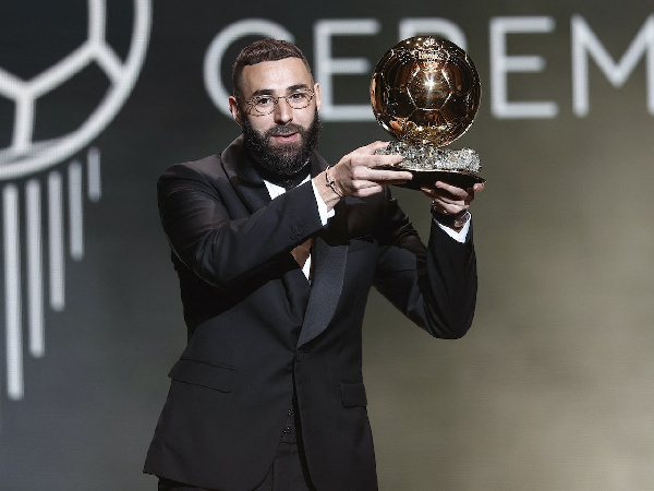 Karim Benzema akiwa na tuzo yake ya Ballon D'or