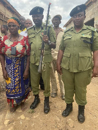 Mama asalimisha silaha polisi