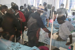 Odinga Awatembelea Waandamanaji Waliojeruhiwa Hospitalini