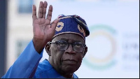 Rais Tinubu afanya mzaha baada kuanguka katika hafla