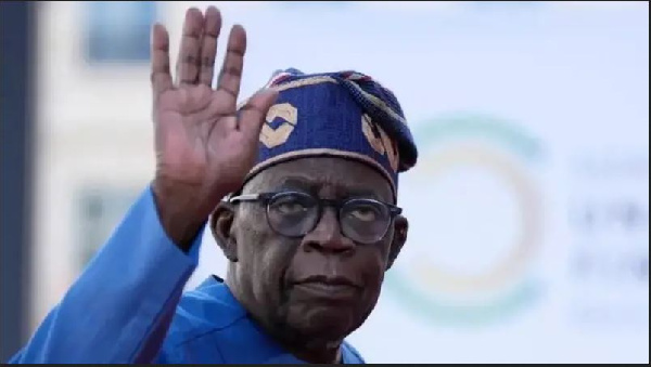 Rais Tinubu afanya mzaha baada kuanguka katika hafla