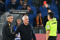 Kocha wa Roma Jose Mourinho akioneshwa kadi Nyekundu