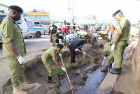 Polisi waingia kitaa kuzibua mitaro maji machafu