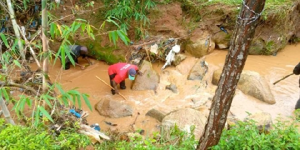 Mwanafunzi asombwa na maji akivuka mto