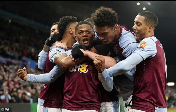 Aston Villa wakishangilia bao dhidi ya Man City