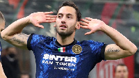 Hakan Calhanoglu akishangilia baada ya kufunga penati dhidi ya AC Milan