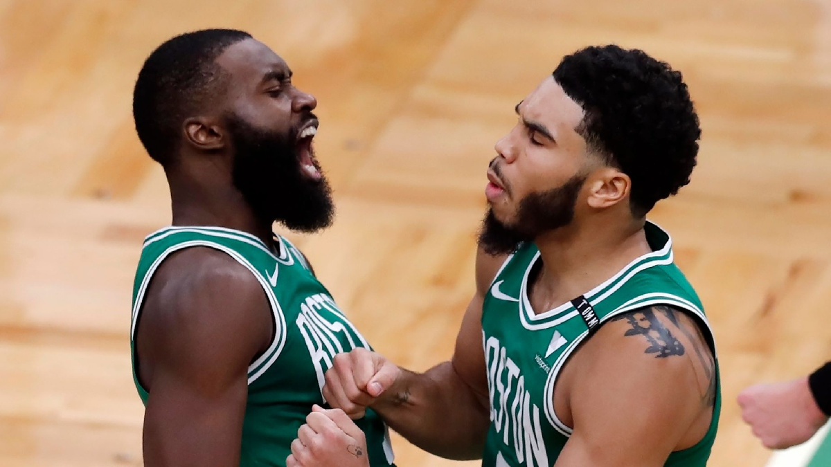 Jaylen Brown kushoto na Jayson Tatum