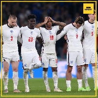 Raheem Sterling akiwa na wachezaji wenzake wa England