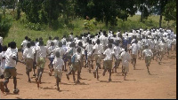 Wanafunzi wa shule ya msingi wakikimbia mchakamchaka.