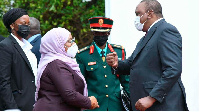 Rais wa Kenya,Uhuru kenyatta (Kulia) na Rais wa Tanzania Samia Suluhu Hassan(wa pili kushoto)