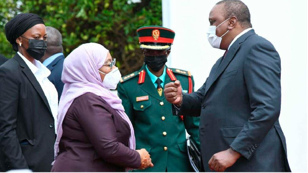 Rais wa Kenya,Uhuru kenyatta (Kulia) na Rais wa Tanzania Samia Suluhu Hassan(wa pili kushoto)