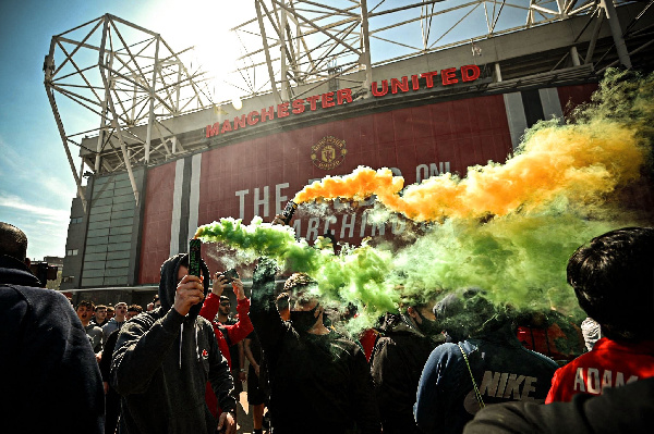 Mashabiki wa Man United wakiwa nje ya Uwanja wa Old Trafford