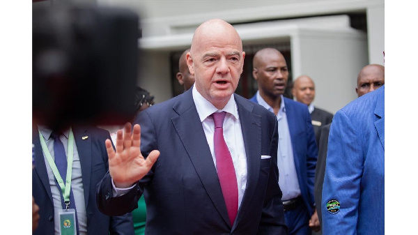 Rais wa FIFA, Gianni Infantino akiwa na baadhi ya wajumbe wa mkutano wa CAF unaofanyika Arusha