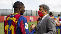 Ousmane Dembele (Kushoto), Joan Laporta (Kulia)