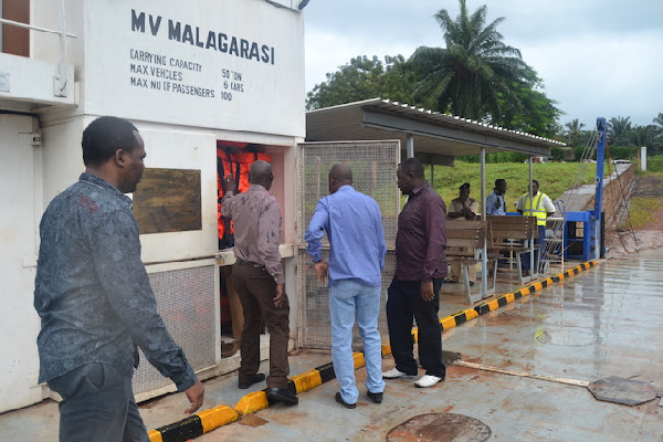 Kivuko cha MV Malagarasi chapata hiltilafu, Chasombwa na maji