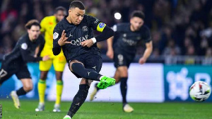 Mbappe Aifungia PSG Licha Ya Kuwachwa Nje Katika Kikosi Cha Kwanza