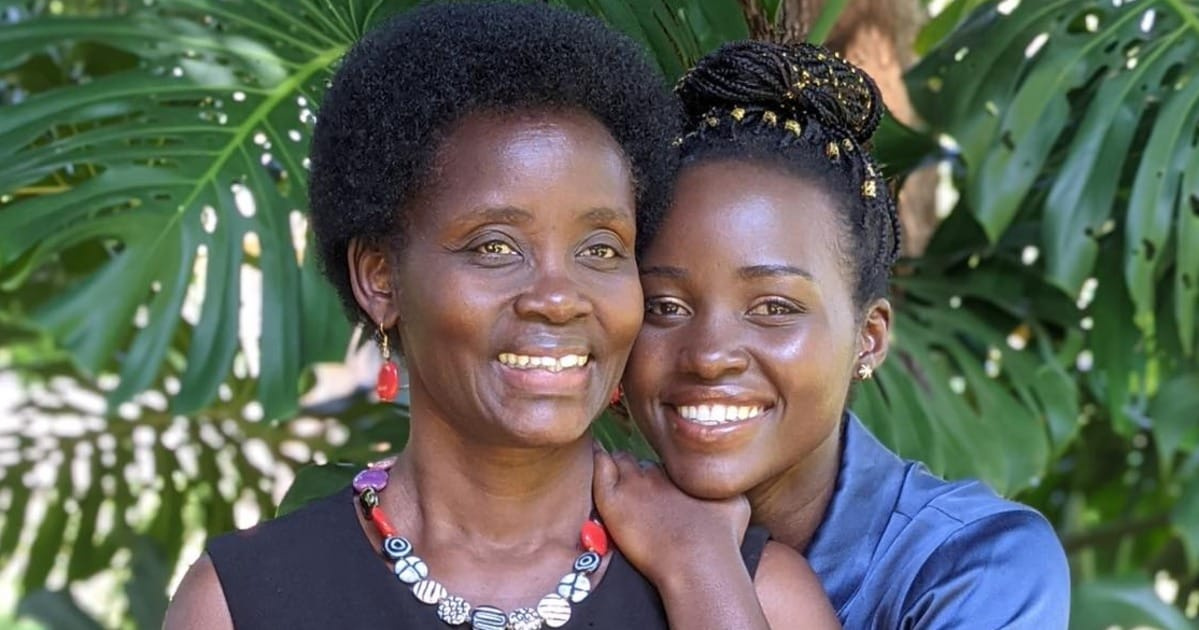 Muigizaji staa Lupita Nyong'o amsherehekea mama yake kwa kumfunza kuoga