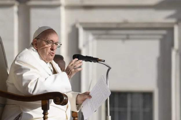 Papa Francis amtimua askofu anayepinga mabadiliko