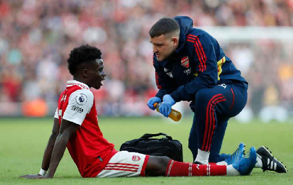 Bukayo Saka akiugulia majeraha