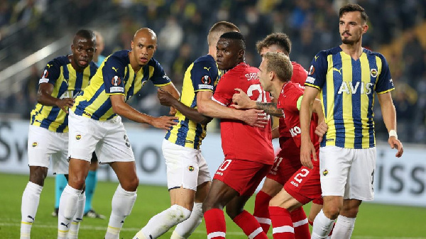 Mbwana Samatta akidhibitiwa na walizi wa Fenerbahce