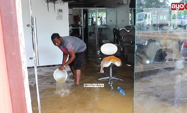 Jionee Mafuriko yalivyoingia kwenye Saloon DSM, vitu vyaharibika