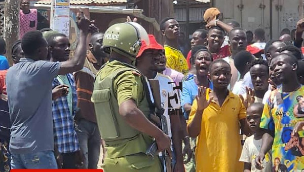 Wananchi wavamia kituo cha Polisi